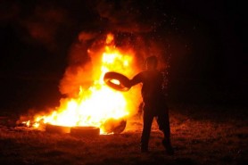 Ce riscă persoanele care ard anvelope în noaptea de Paști
